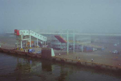 霧にうもれる釧路フェリーターミナル
